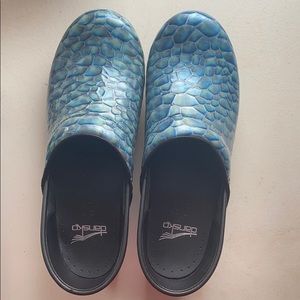Dansko blue vinyl patterned shoes